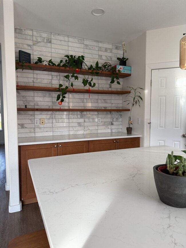 Building Photo - Spacious 3 Bed/2.5 Bath Federal Way Home.