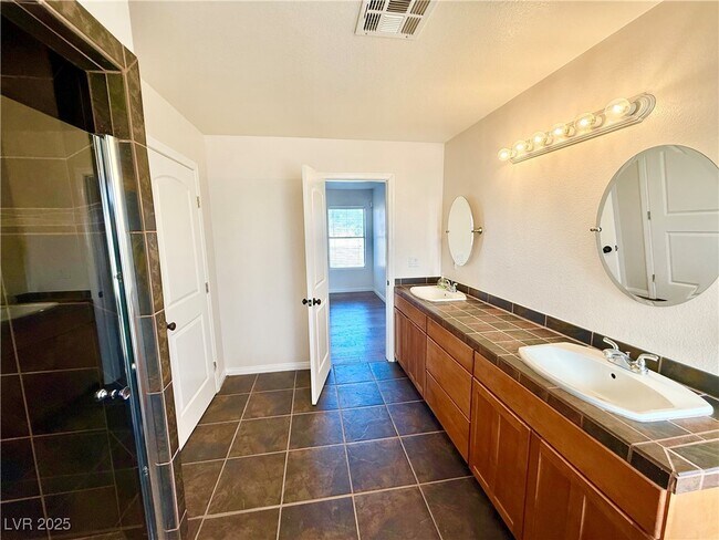 Building Photo - 1100 Dollar St