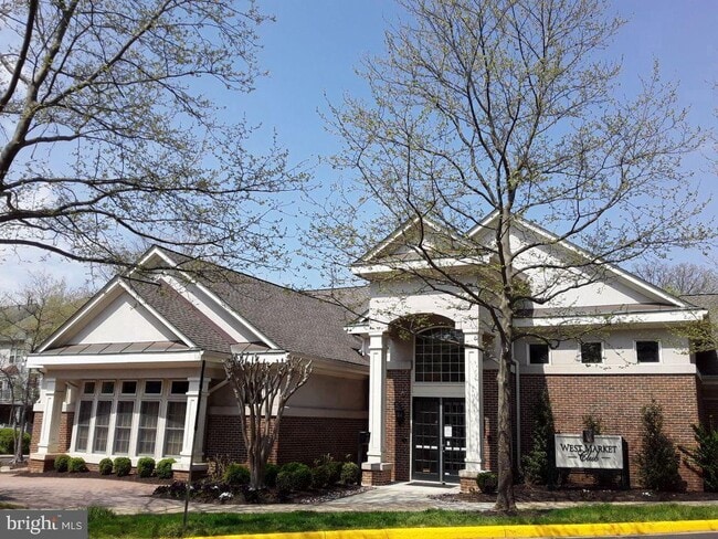 Building Photo - 1984 Crescent Park Dr