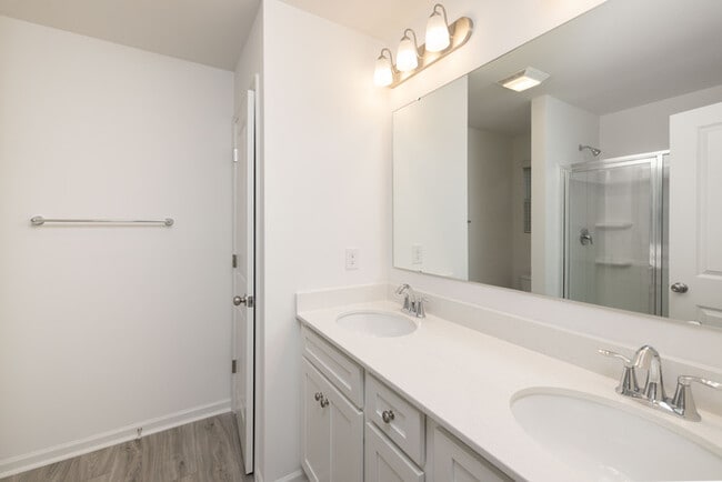Building Photo - 3 br townhome Walking Distance to Downtown...