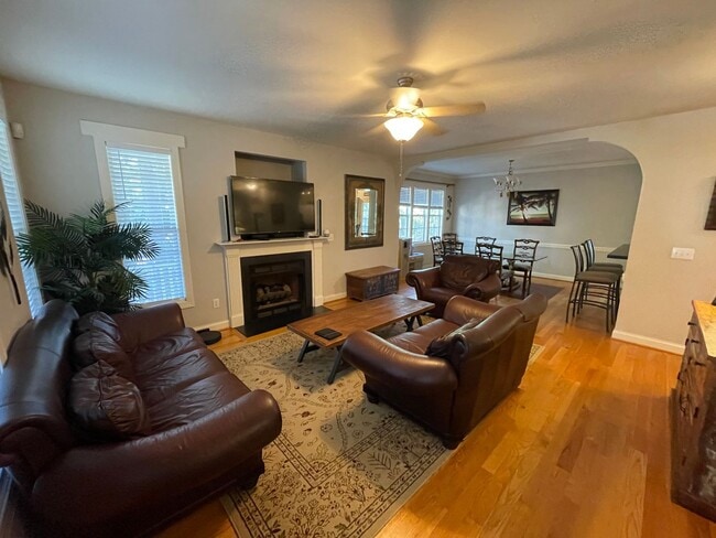 Building Photo - 4 Bedroom 3.5 Bath Home in Carolina Lakes!