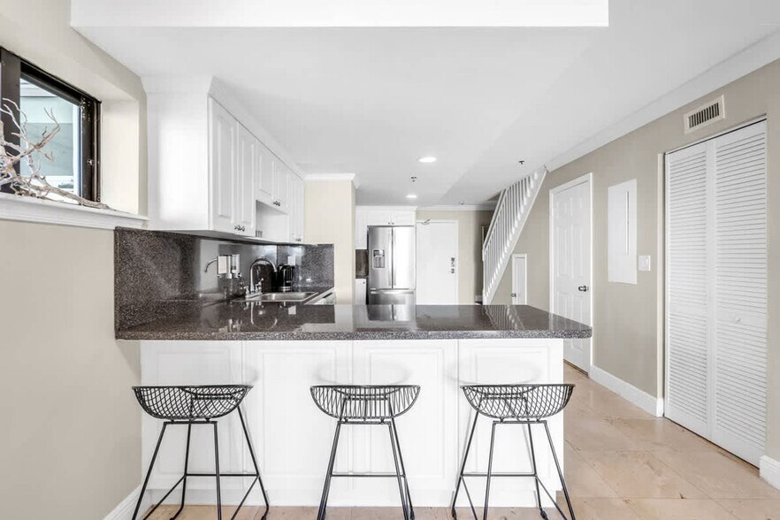 Building Photo - 6345 Collins Ave