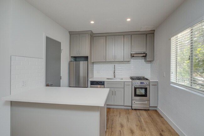 Building Photo - 4136 Grandview