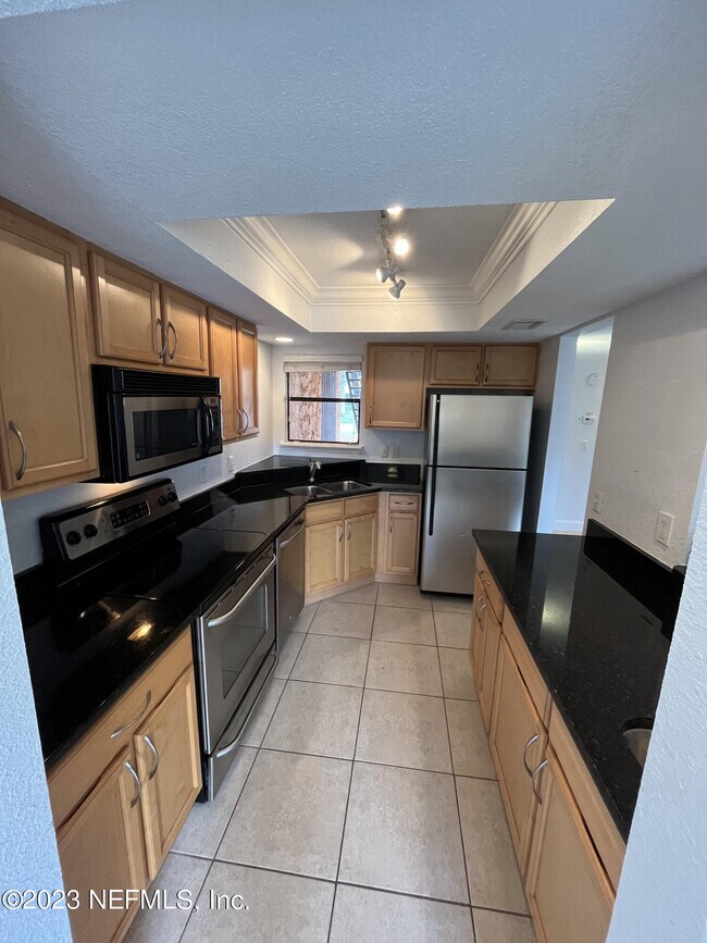 Building Photo - 858 Shoreline Cir