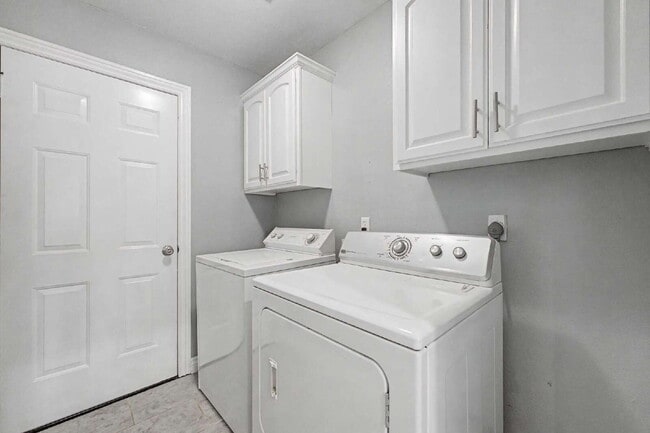 Building Photo - $200 MOVE IN SPECIAL |4-Bed Oasis with Granite Touches & Cozy Fireplace at 1501 South Brecke