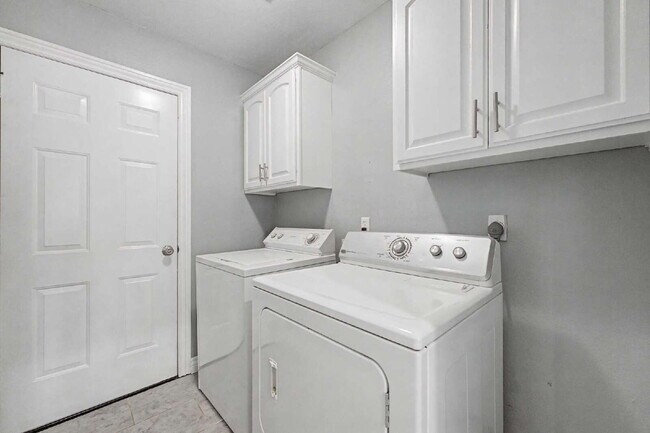 Building Photo - "Discover Your Dream Home: Spacious 4-Bedroom Retreat in Rogers, AR!"