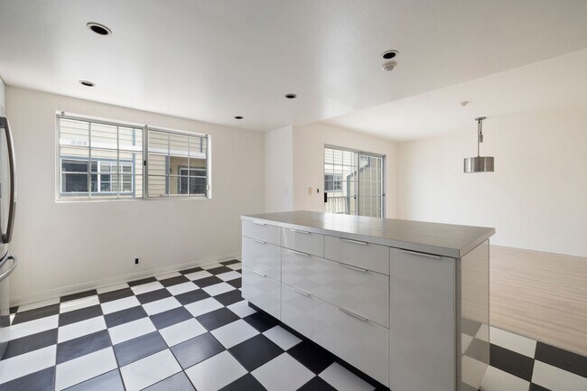 Building Photo - Beautiful 3-bedroom, 2.5-bath tri-level to...