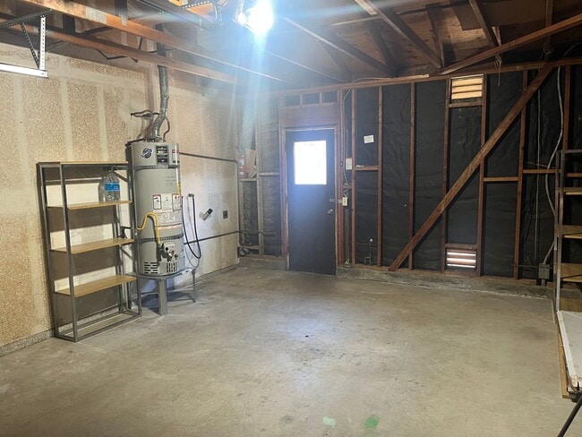 Building Photo - 2+bd/1ba Single Story Duplex Minutes Drive...