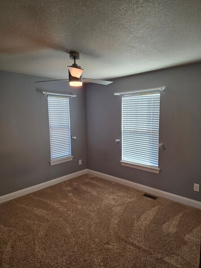 Building Photo - Beautiful and Expansive 4 Bed 3 Bath SFR by Buckley AFB