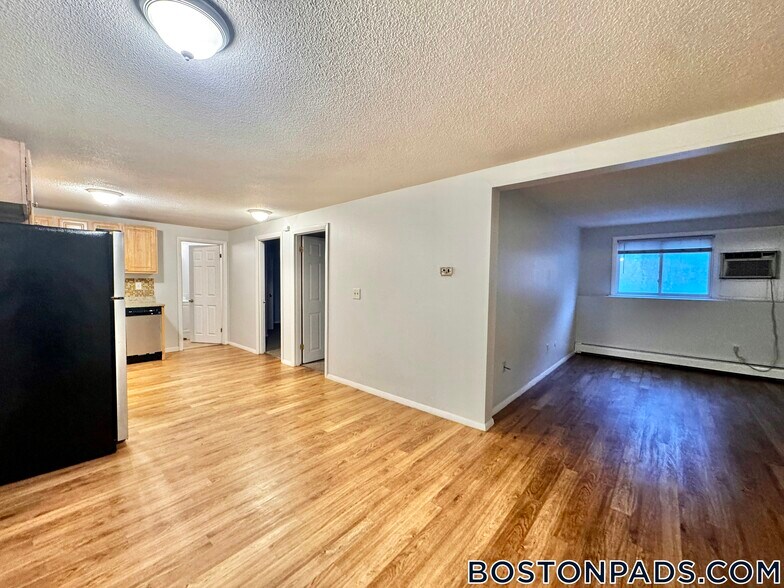 Building Photo - 715 N Main St