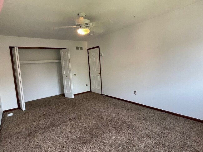 Building Photo - Clinton Twp Home-4-Bedroom, 2.5 Baths, Lau...
