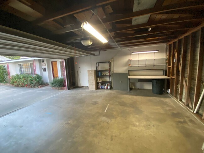 Building Photo - 2440 E Walnut Ave