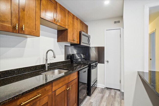 Building Photo - Spacious & Updated 2BD/1BA - All Utilities...