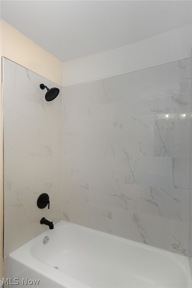 Building Photo - 12808 Beachwood Ave