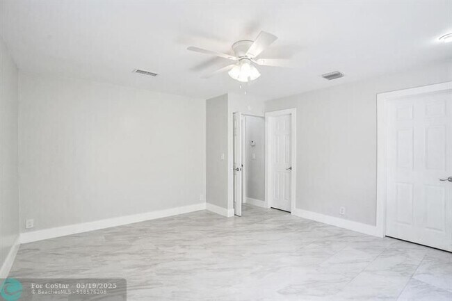 Building Photo - 802 SW 12th Ct
