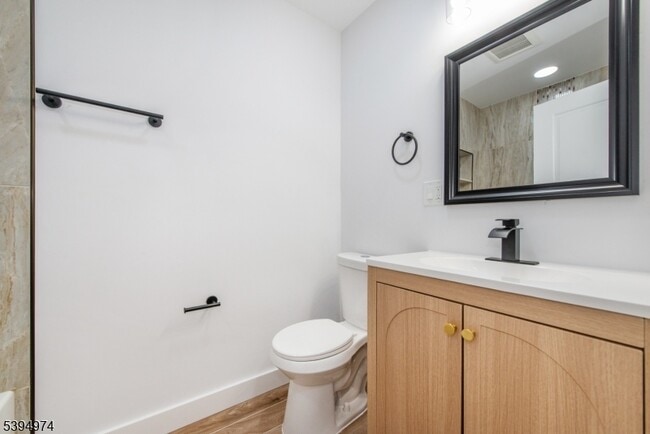 Building Photo - 210 Ellis Ave