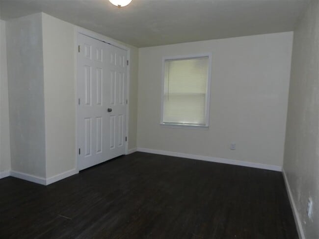 Building Photo - 3015 Thomas Dr