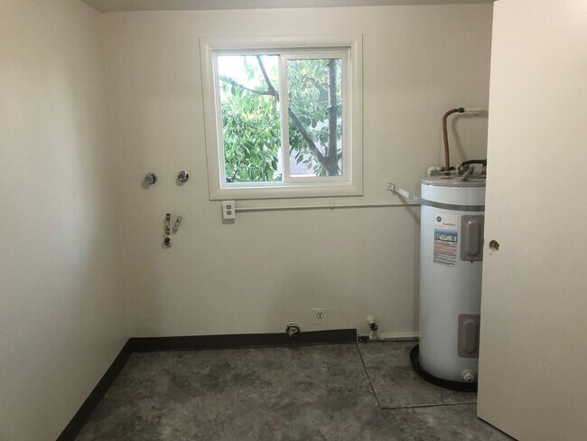 Building Photo - Large upstairs 2 bedroom apartment!