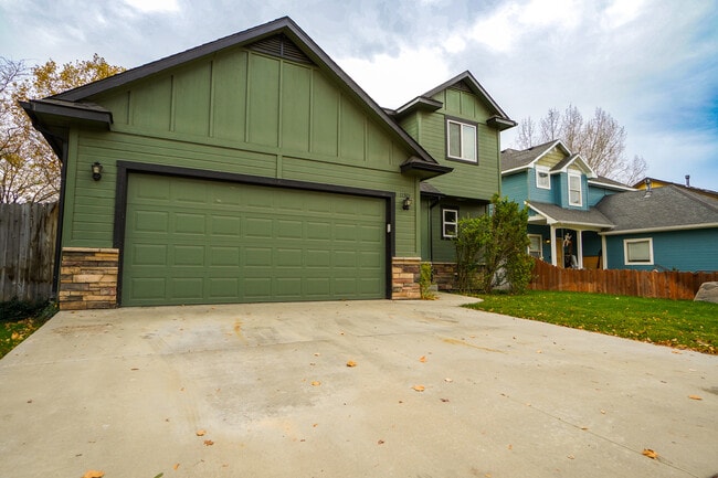 Building Photo - 11301 W Goldenrod Ave