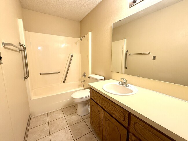 Building Photo - 2302 Shenandoah Dr