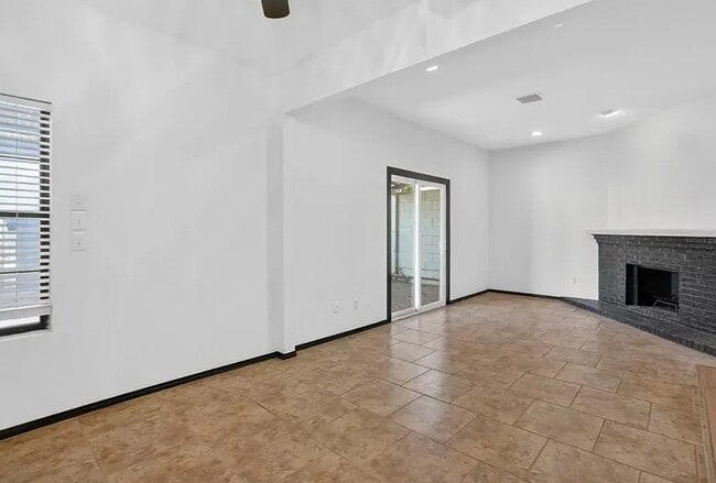 Building Photo - 3220 Preston Dr