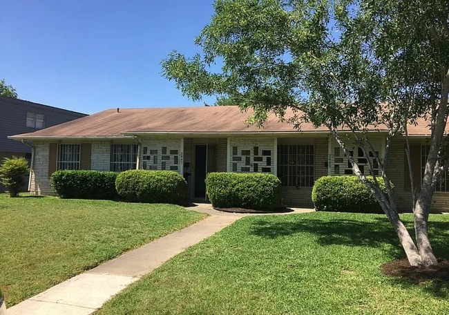 Building Photo - *COMING SOON* 2 Bedroom / 1 Bath Home South Side Lions Park!
