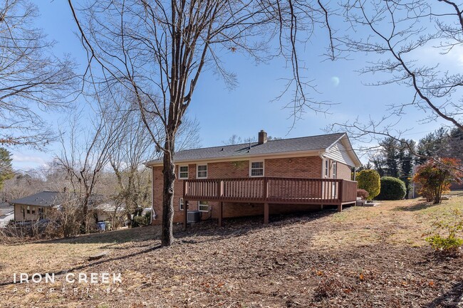 Building Photo - Adorable 3-Bedroom House in West Asheville