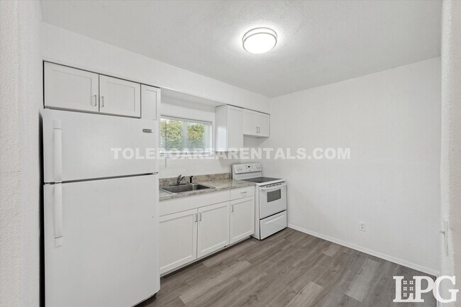 Building Photo - 2651 Consaul St