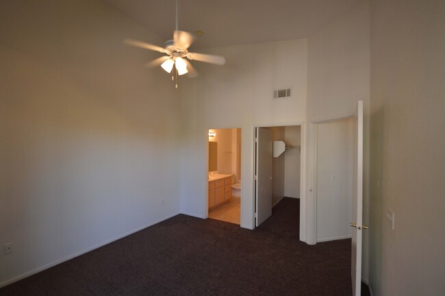 Building Photo - 2nd Floor Condo in a Gated Northeast Commu...