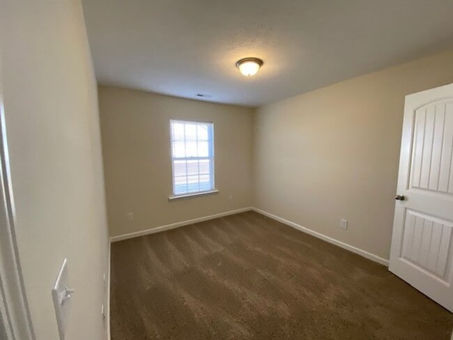 Building Photo - 3 Bedroom 2 bath with 2 Car Garage Home Fo...