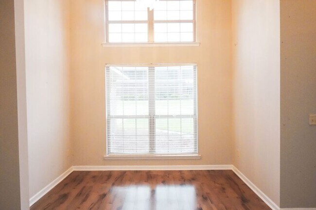 Building Photo - 438 Edgewater Dr