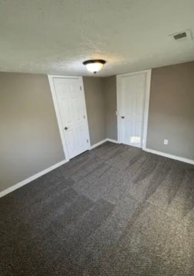 Building Photo - 2 bedroom/1 bath w/carport