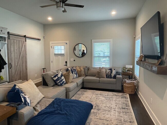 Building Photo - Convenient Living in West End