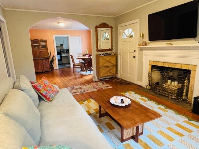 Building Photo - Charming Three Bedroom Two Bath Home on James Island, SC