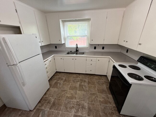 Building Photo - 465 Madrona Ave SE