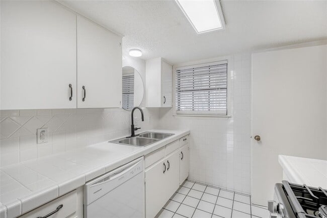 Building Photo - 6601 Skycrest Dr