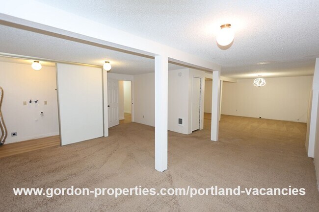 Building Photo - SE 15th Ave - remodeled 3 bedroom duplex w...