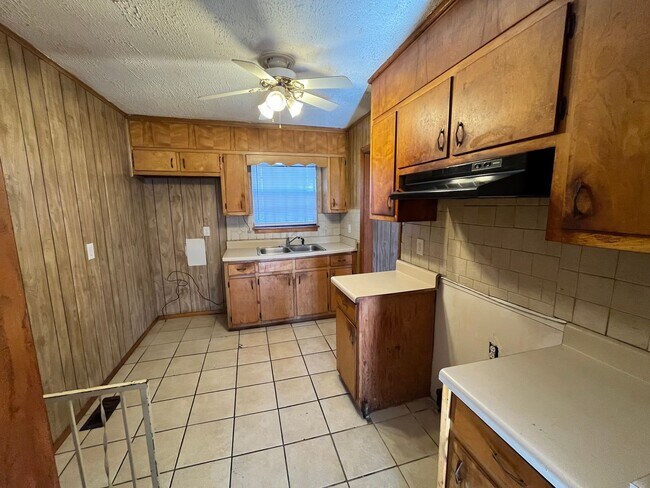 Building Photo - 3 Bedroom 1 Full Bath + Picture Perfect In & Out! You will LOVE IT!!