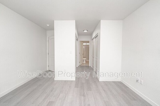 Building Photo - 609 W 4th Ave