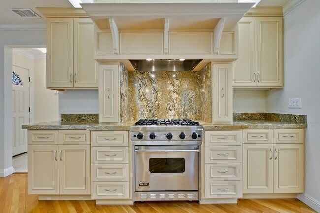 Building Photo - Beautiful 4 bedroom, 3 bath in desirable C...
