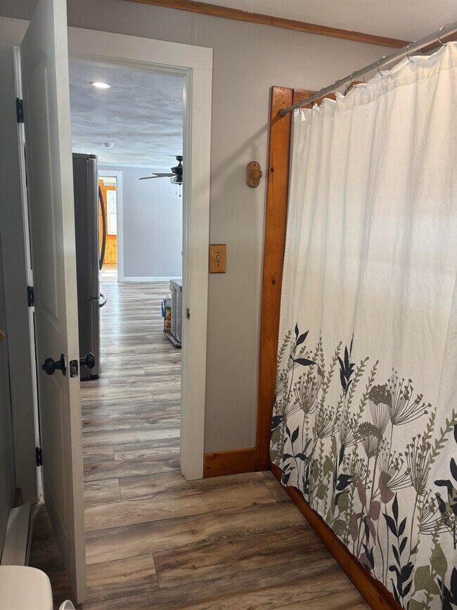 Building Photo - 280 Lakeshore Dr