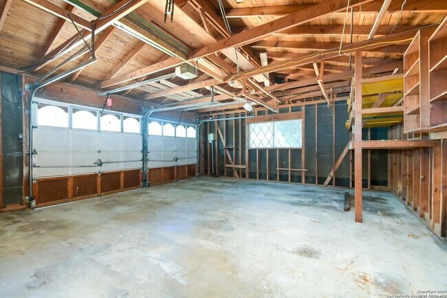 Building Photo - Modern 4-Bedroom House Near Leon Valley