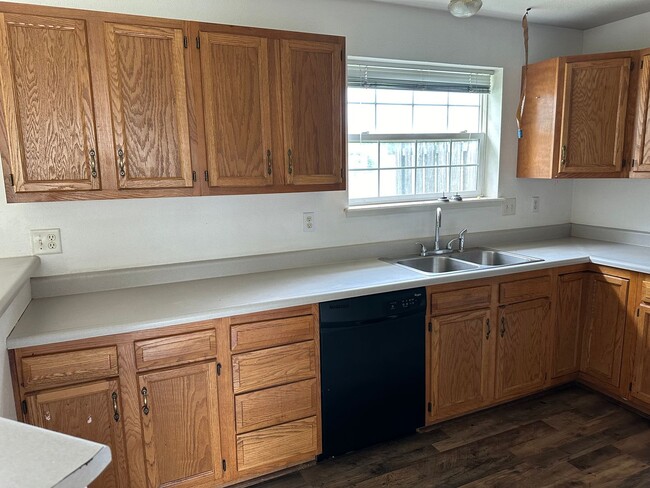Building Photo - 3 BEDROOM 2.5 BATHROOM TOWNHOUSE FOR RENT