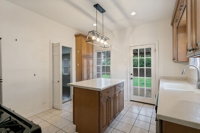 Building Photo - CHARMING ALAMO HEIGHTS COTTAGE