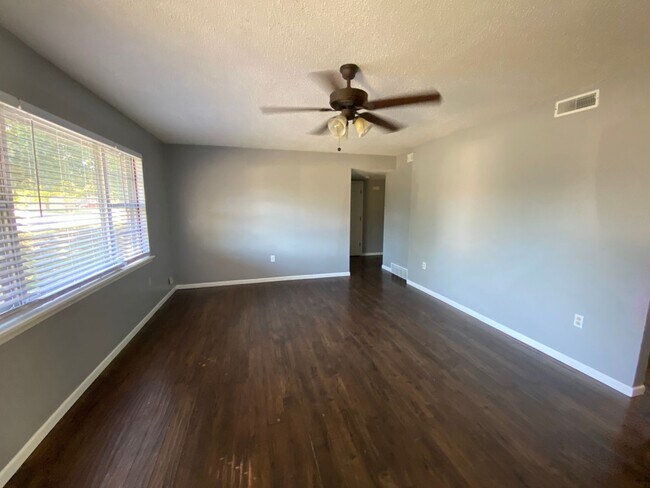 Building Photo - 131 Maple Grove Way