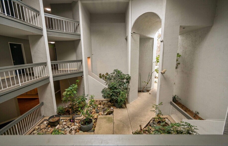 Building Photo - 1591 Ellis St