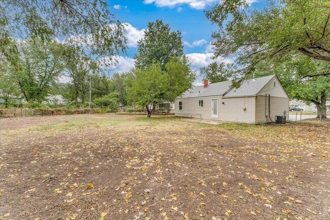 Building Photo - Cozy 2 bedroom 1 bathroom in Southeast Wichita