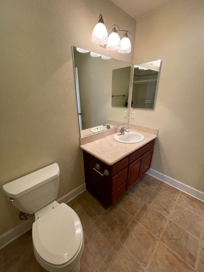 Building Photo - 2 bedroom, 2 bath top floor condo in La Jolla