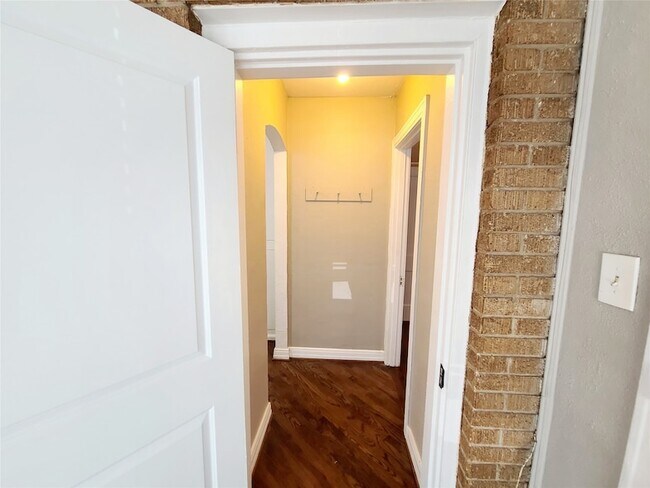 Building Photo - 5920 La Vista Dr