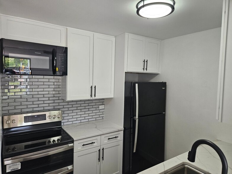 Building Photo - 2281 S Vaughn Way